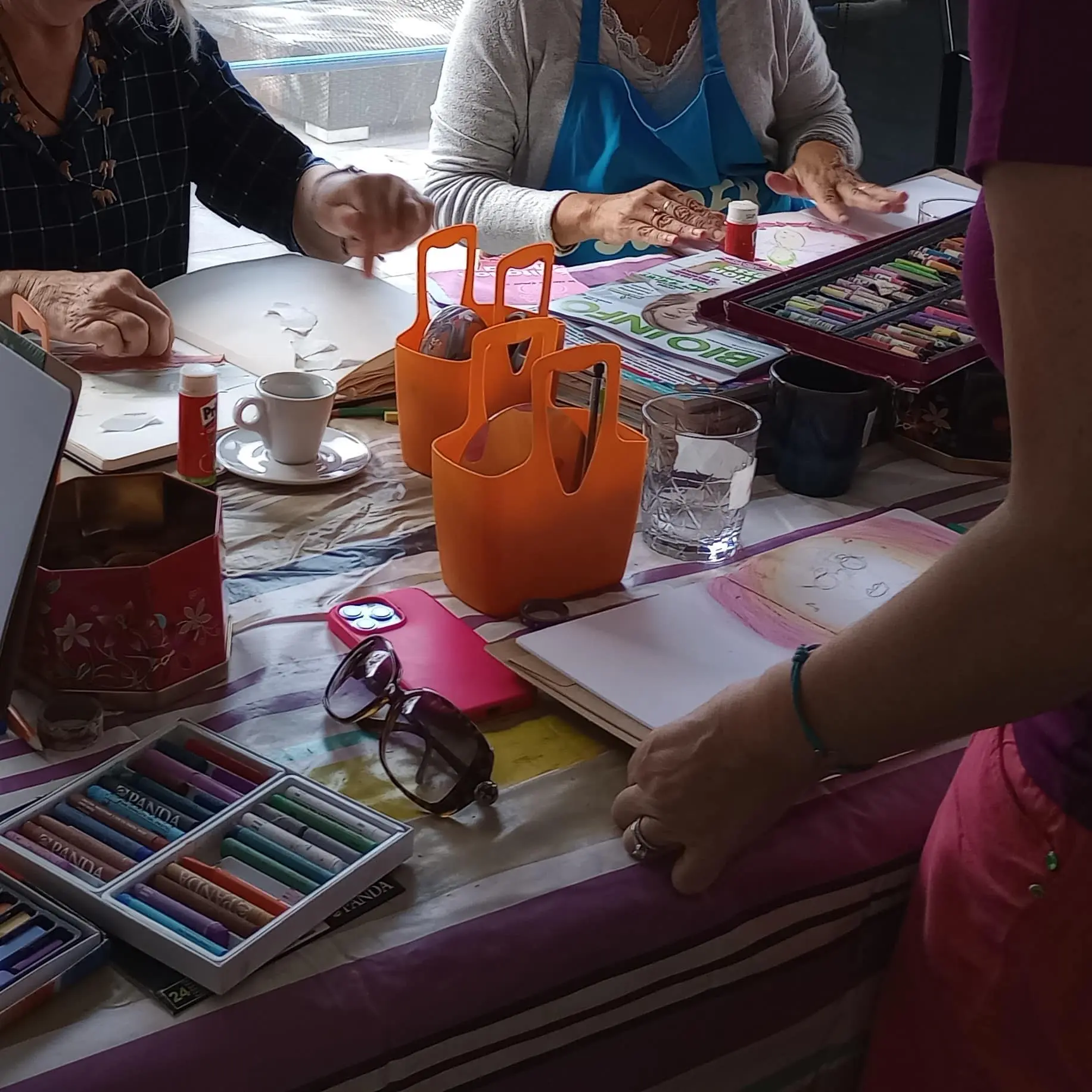 ATELIER chevaux et créativité carré Personnes créant des arts plastiques en atelier.